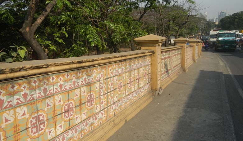 Wall of the Roxas Bridge with beautiful design.