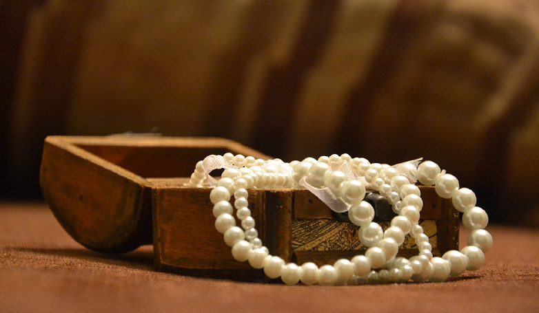 Beautiful white Pearls and Jewelry with wooden box